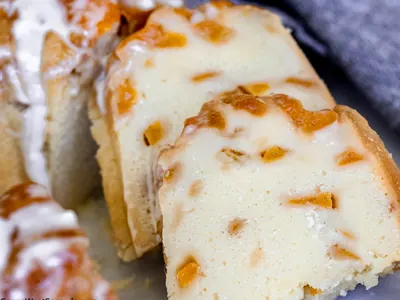 Peach Cobbler Pound Cake with peaches