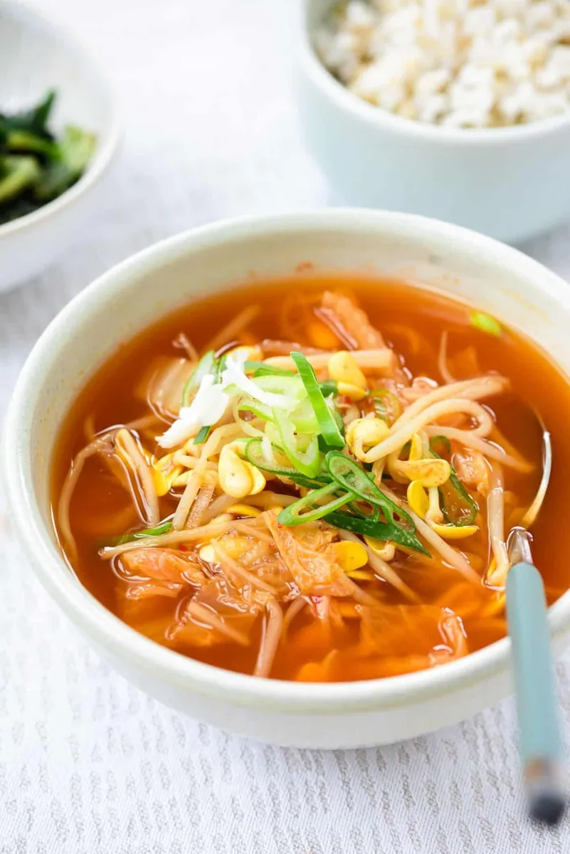 Kimchi Kongnamul Guk