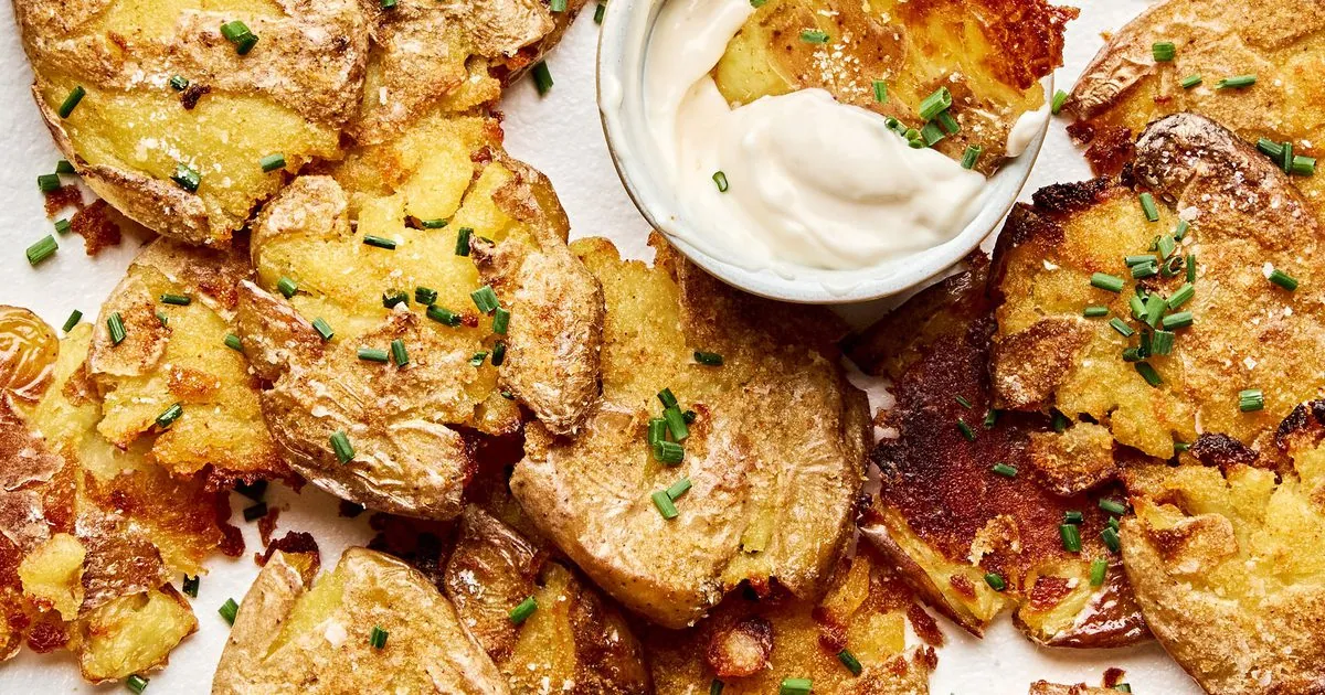 Crispy Smashed Potatoes with garlic