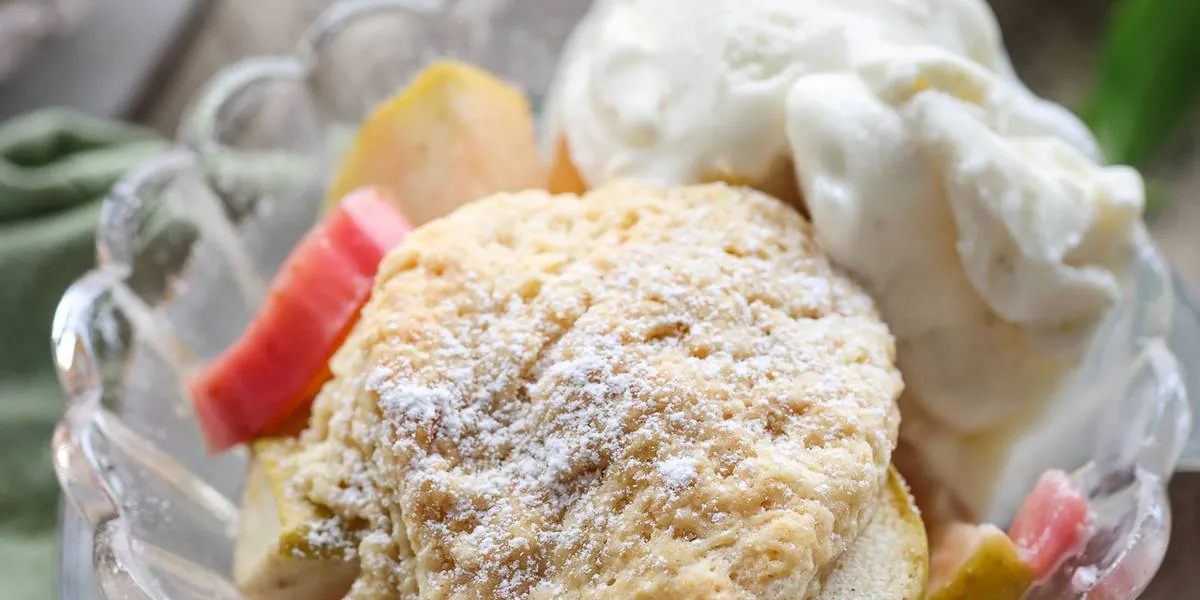 Apple Rhubarb Ginger Cobbler