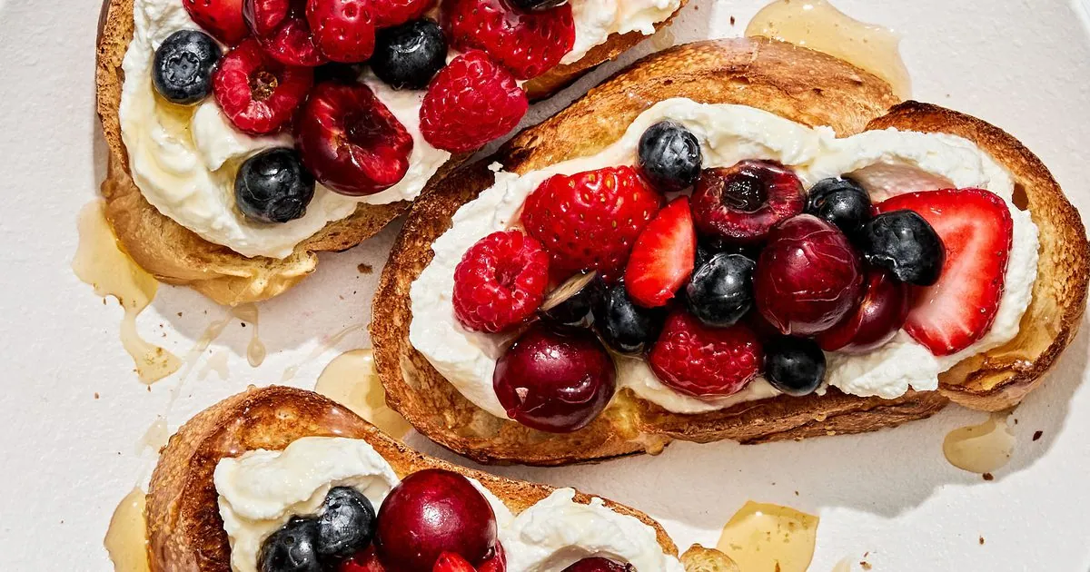 Berry Yogurt Bruschetta