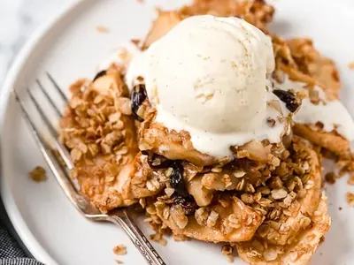 Apple Crisp with apples