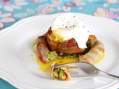 Steak Bacon Asparagus Nests