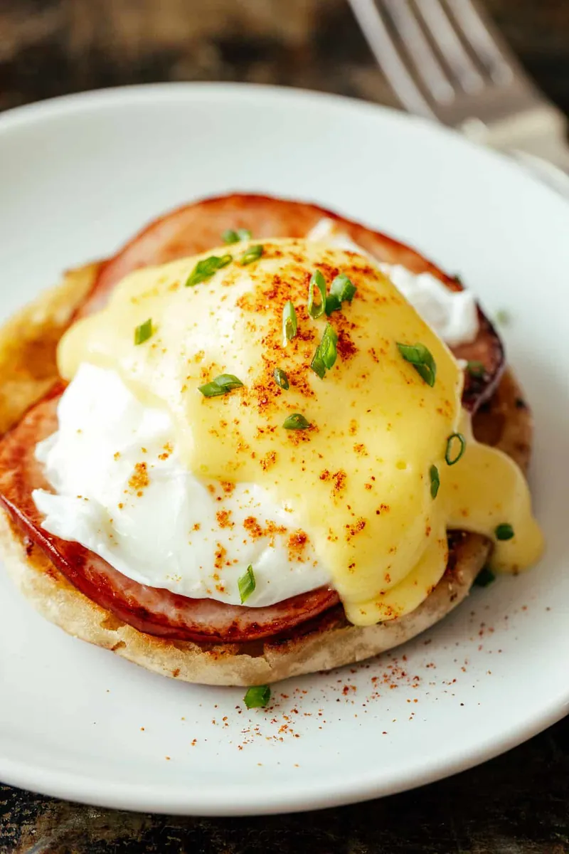 Eggs Benedict with bagels