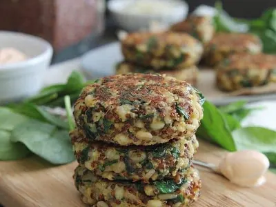 Spinach Cheddar Quinoa Cakes