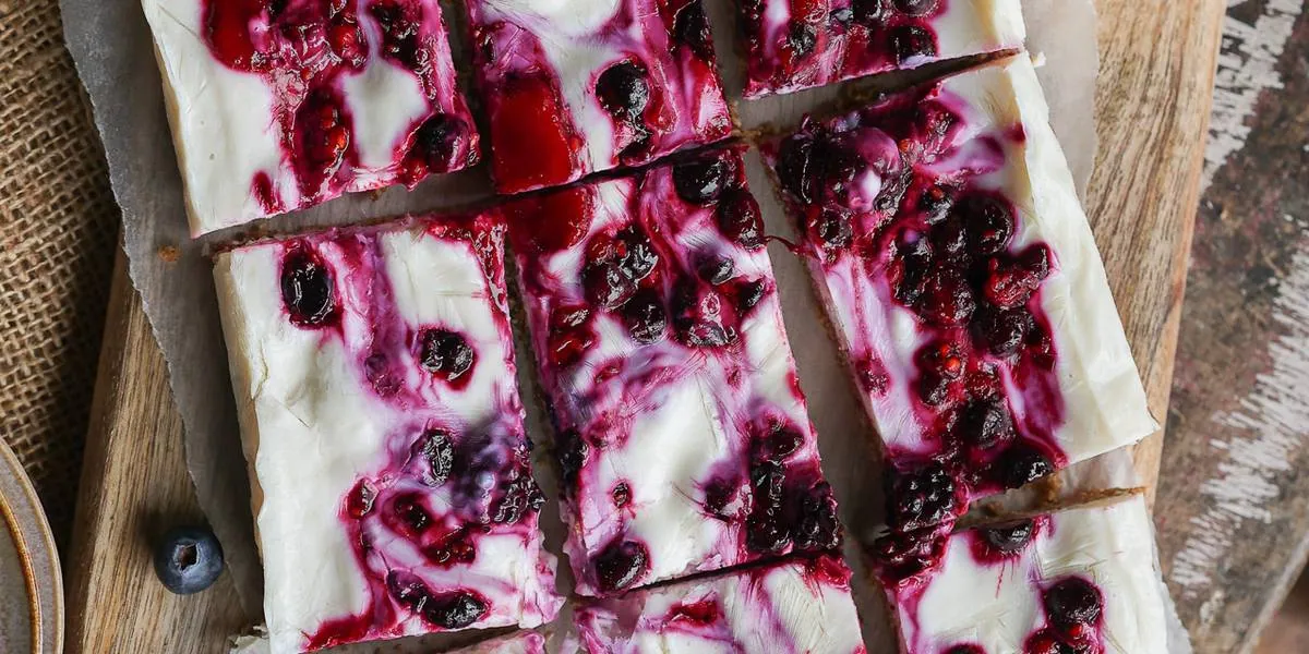 Frozen Yogurt Breakfast Bars with dried fruit and raisins