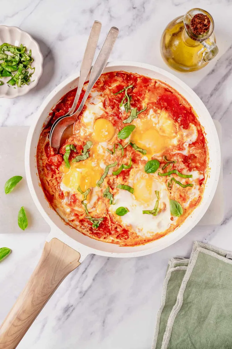 Eggs in Purgatory with onions