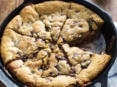 Deep Dish Caramel Chocolate Cookie