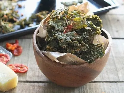 Pizza Kale Chips