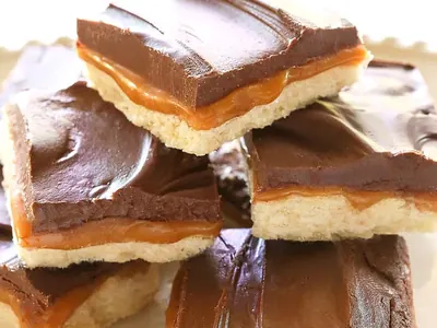 Homemade Caramel Chocolate Bars
