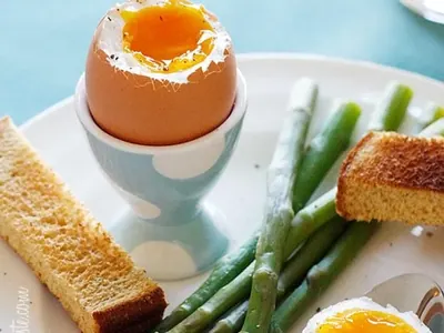 Eggs and Asparagus Soldiers