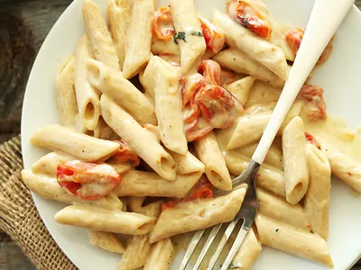 Creamy Garlic Tomato Pasta