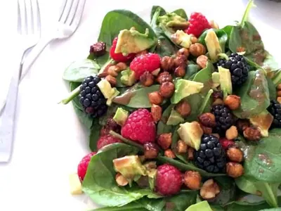 Berry Spinach Salad with Chickpeas