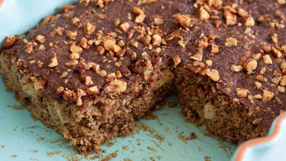Cinnamon Apple Cake